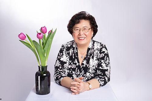 早起微博网红父亲是局长,揭秘网络红人背后的家庭故事