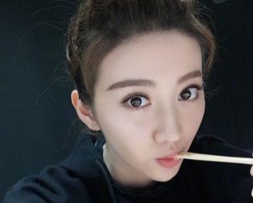 哪些明星戴隐形眼镜的