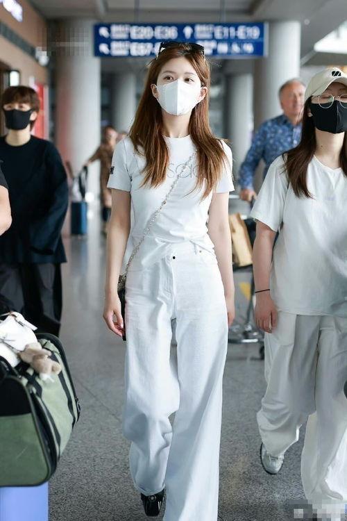 白裤搭配明星,跟随明星演绎潮流搭配